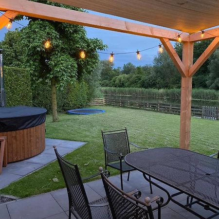 Villa Riverside Met Hottub, Eigen Aanlegsteiger, Zwemtrap, Trampoline En Kano'S Zeewolde Ngoại thất bức ảnh