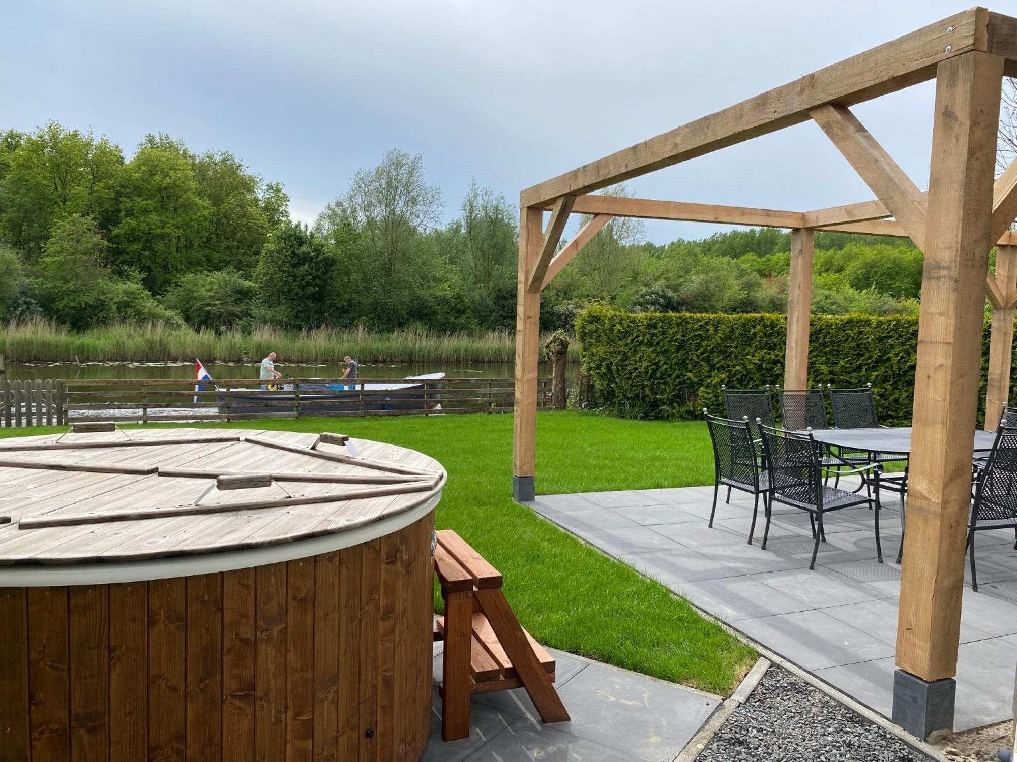 Villa Riverside Met Hottub, Eigen Aanlegsteiger, Zwemtrap, Trampoline En Kano'S Zeewolde Ngoại thất bức ảnh